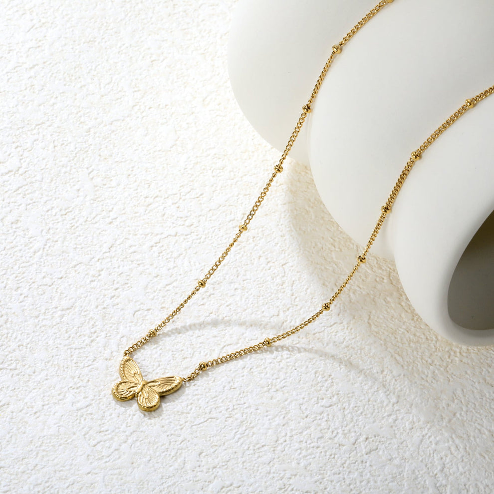 Collar Mariposa Élite: joya waterproof dorada, estilo femenino y elegante. Perfecta para quienes buscan delicadeza y distinción.