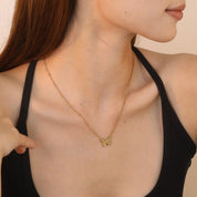 Collar Mariposa Élite: joya waterproof dorada, estilo femenino y elegante. Perfecta para quienes buscan delicadeza y distinción.