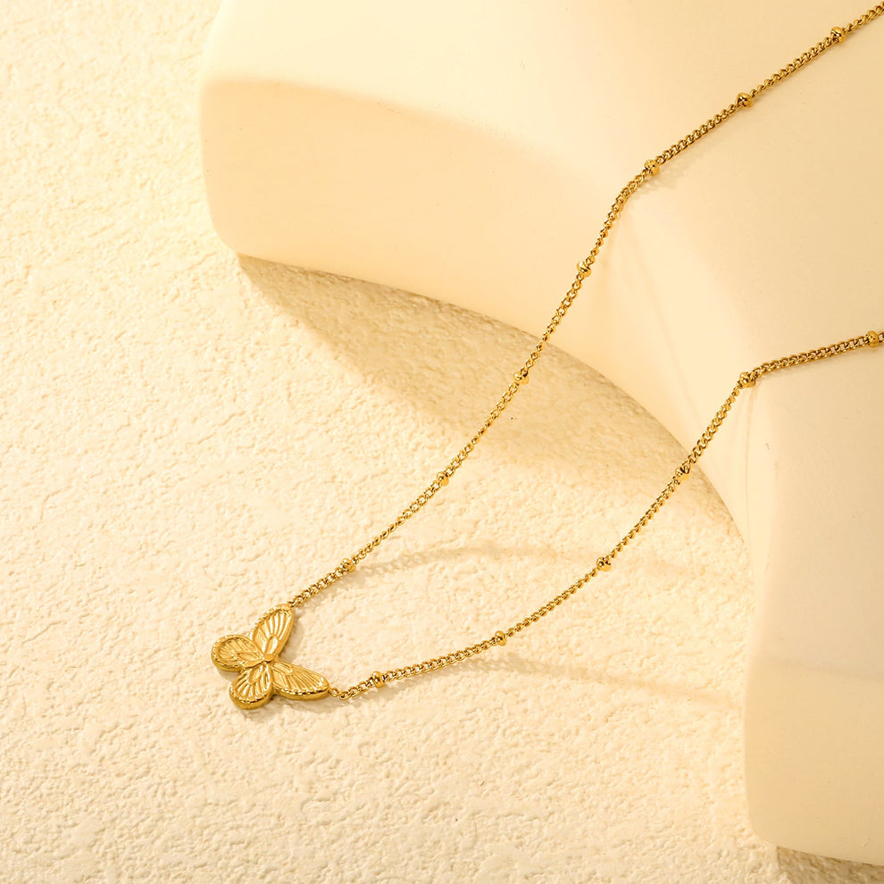 Collar Mariposa Élite: joya waterproof dorada, estilo femenino y elegante. Perfecta para quienes buscan delicadeza y distinción.