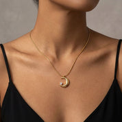 Collar Media Luna Waterproof en Azzia joyería - foto modelo