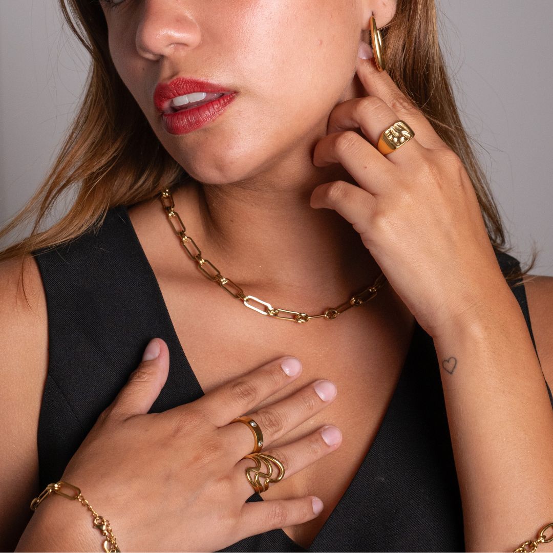 Collar chunky waterproof con eslabones y nudos dorados. Acero 316L enchapado en oro 18k: no se oxida, resiste el agua y el sudor. Presencia bold. Envío a todo el Perú