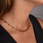 Collar chunky waterproof con eslabones y nudos dorados. Acero 316L enchapado en oro 18k: no se oxida, resiste el agua y el sudor. Presencia bold. Envío a todo el Perú