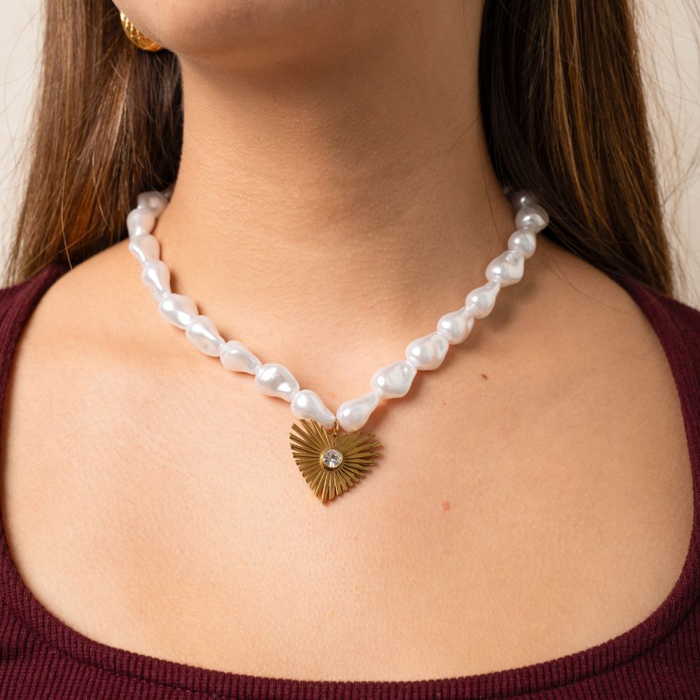 Collar con cadena de perlas y dije corazón radiante para mujer tipo cadena Figaro en dorado. Joya waterproof clásica y versátil, resistente al agua, ideal para cualquier ocasión femenina y elegante.