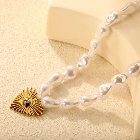 Collar con cadena de perlas y dije corazón radiante para mujer tipo cadena Figaro en dorado. Joya waterproof clásica y versátil, resistente al agua, ideal para cualquier ocasión femenina y elegante.