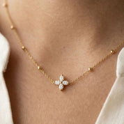 Collar Petalos Circones Waterproof en acero 316L enchapado en oro 18k: no se oxida, no pierde el color. Waterproof e hipoalergénico. Envío a todo el Perú.