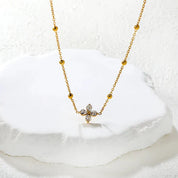 Collar para mujer con pétalos circones. Joya waterproof de diseño inspirador, resistente al agua y perfecta como regalo especial para mujer y elegante.