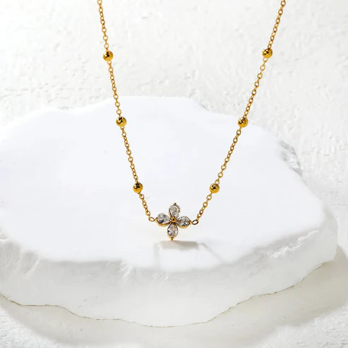 Collar para mujer con pétalos circones. Joya waterproof de diseño inspirador, resistente al agua y perfecta como regalo especial para mujer y elegante.