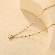Collar para mujer con un punto de circón. Joya waterproof elegante y fina, resistente al agua, ideal para el trabajo o salidas diarias y elegante.