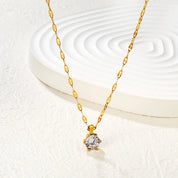 Collar para mujer con un punto de circón. Joya waterproof elegante y fina, resistente al agua, ideal para el trabajo o salidas diarias y elegante.
