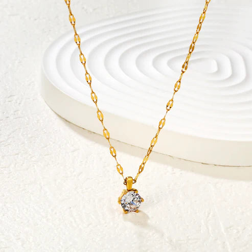 Collar para mujer con un punto de circón. Joya waterproof elegante y fina, resistente al agua, ideal para el trabajo o salidas diarias y elegante.