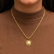 Collar Sol Elegante Waterproof en acero 316L enchapado en oro 18k: no se oxida, no pierde el color. Waterproof e hipoalergénico. Envío a todo el Perú.