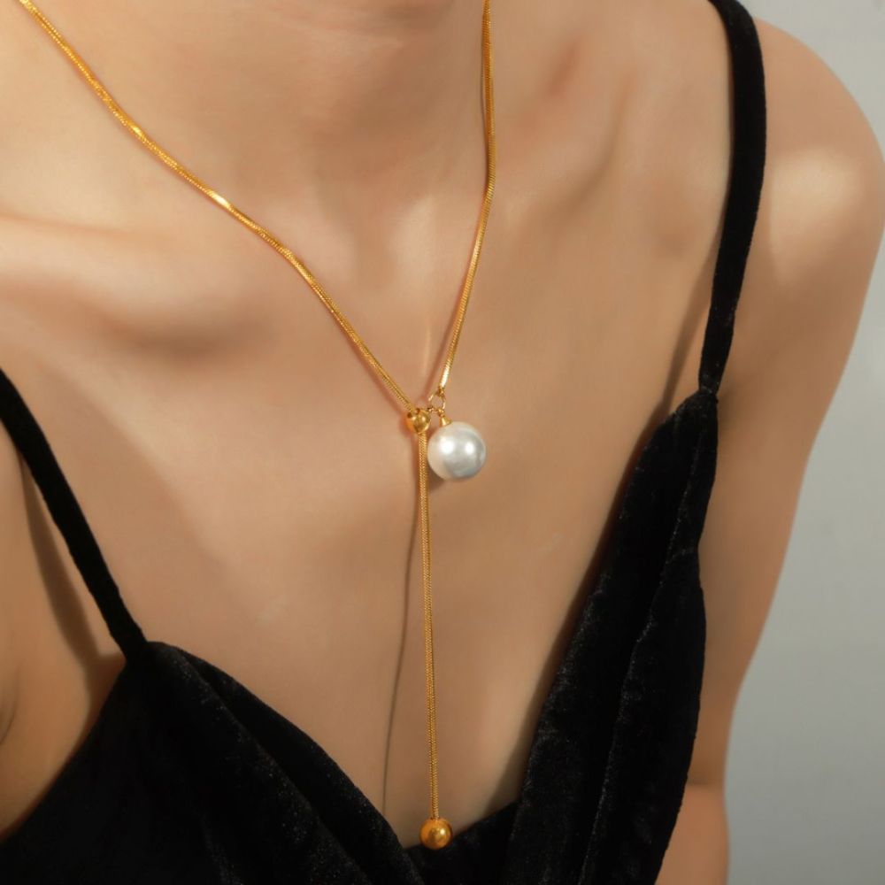 Collar Alegra Perla Waterproof: Elegancia minimalista con perla en acero inoxidable. Resistente al agua. Sutil y sofisticado para cualquier ocasión.