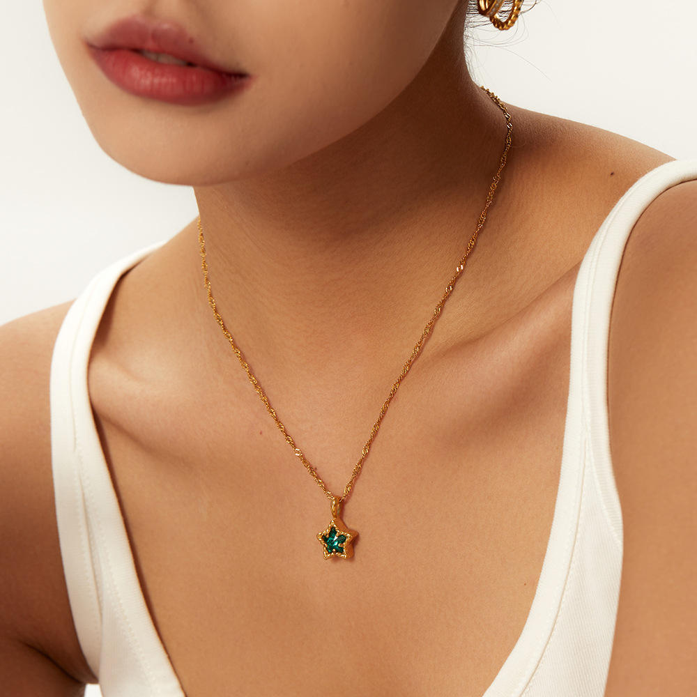 Collar Estrella Green Waterproof - Joya en acero inoxidable enchapado en oro 18k - D'Merys
