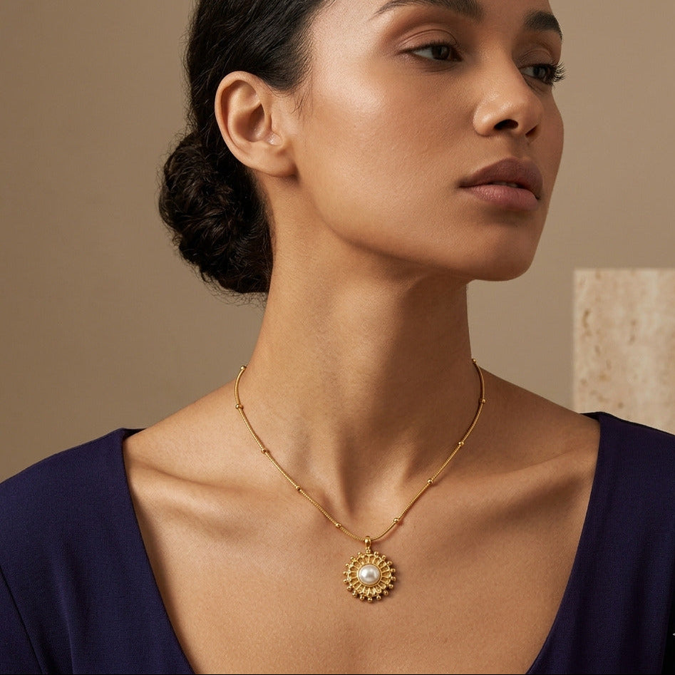Collar Girasol, Dorado con una perla delicada en medio - AZZIA JOYERIA