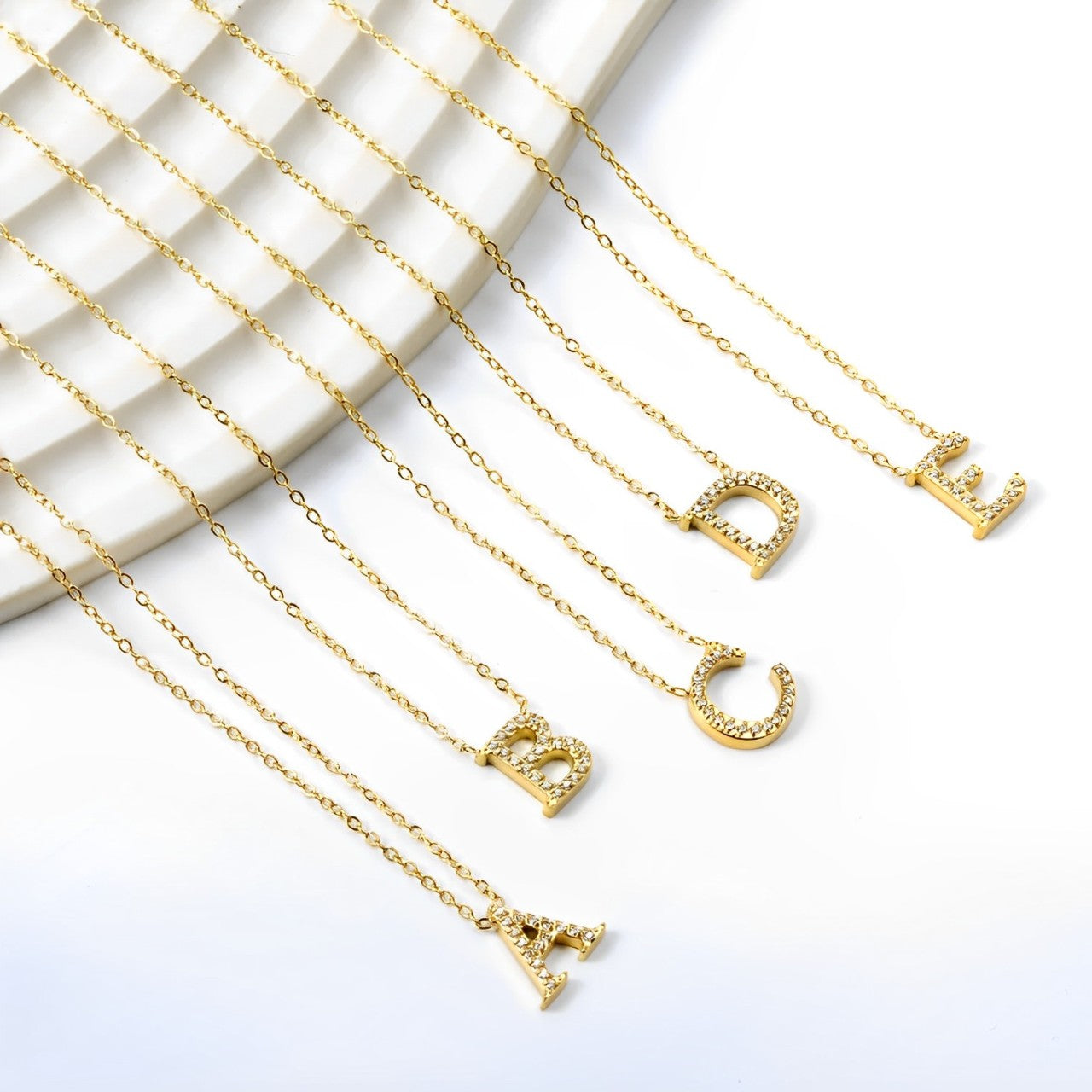 Collar Inicial Letra Waterproof - Joya en acero inoxidable enchapado en oro 18k - D'Merys