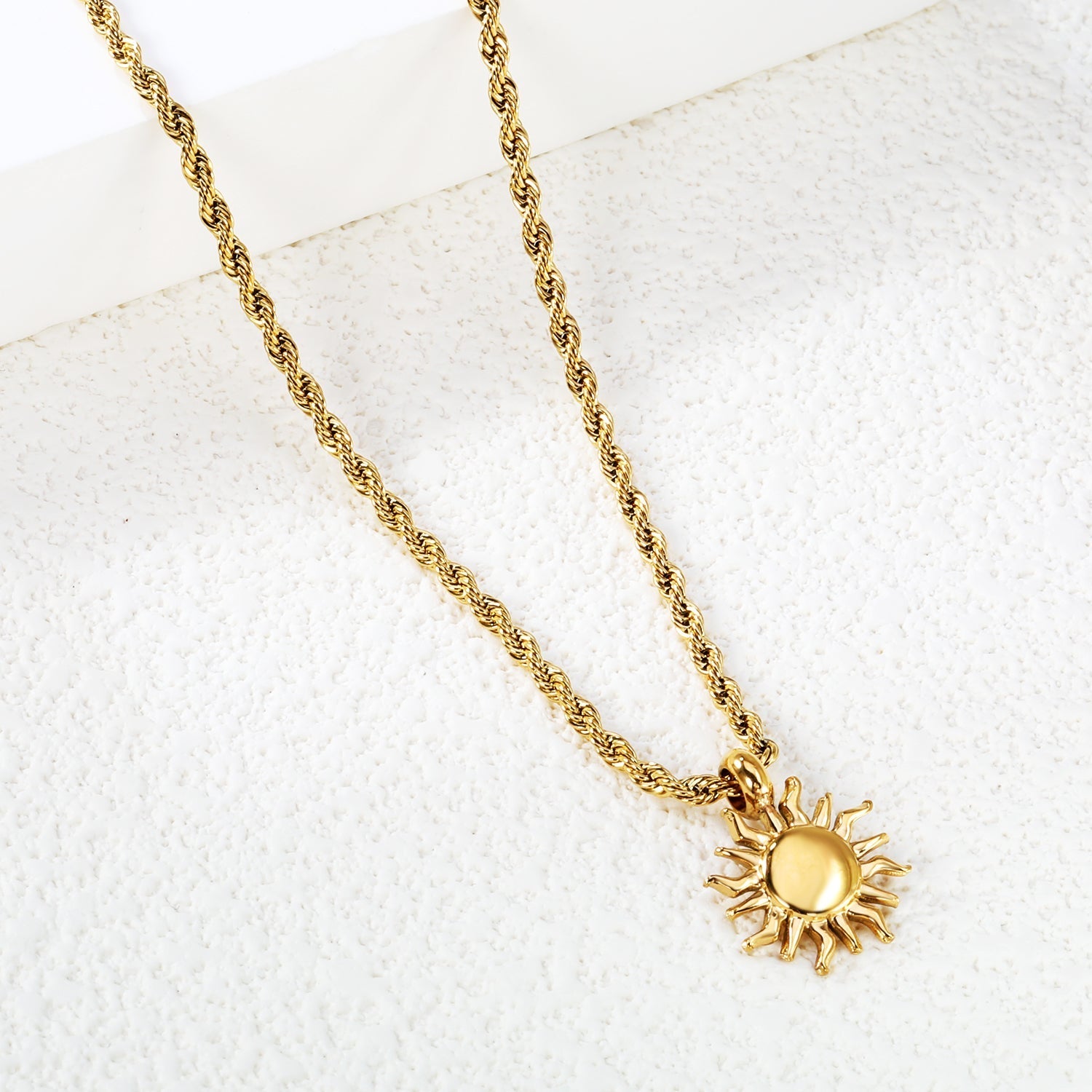 Collar waterproof Azzia con dije de sol elegante para mujer