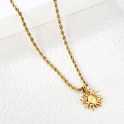 Collar waterproof Azzia con dije de sol elegante para mujer