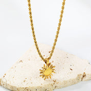 Collar waterproof Azzia con dije de sol elegante para mujer