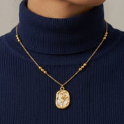 Collar Medalla Victoria Waterproof en acero 316L enchapado en oro 18k: no se oxida, no pierde el color. Waterproof e hipoalergénico. Envío a todo el Perú.