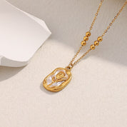 Collar Medalla Victoria Waterproof en acero 316L enchapado en oro 18k: no se oxida, no pierde el color. Waterproof e hipoalergénico. Envío a todo el Perú.