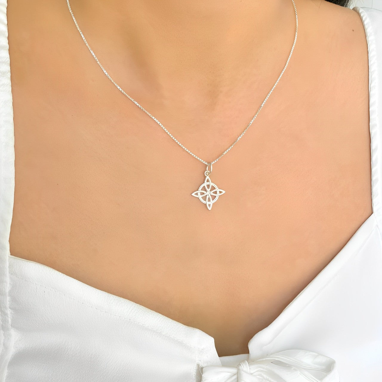 Collar Nudo de Bruja Plata 925 - Joya en acero inoxidable enchapado en oro 18k - D'Merys