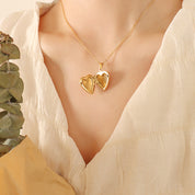 Collar Relicario Dulcelia Waterproof - Joya en acero inoxidable enchapado en oro 18k - D'Merys