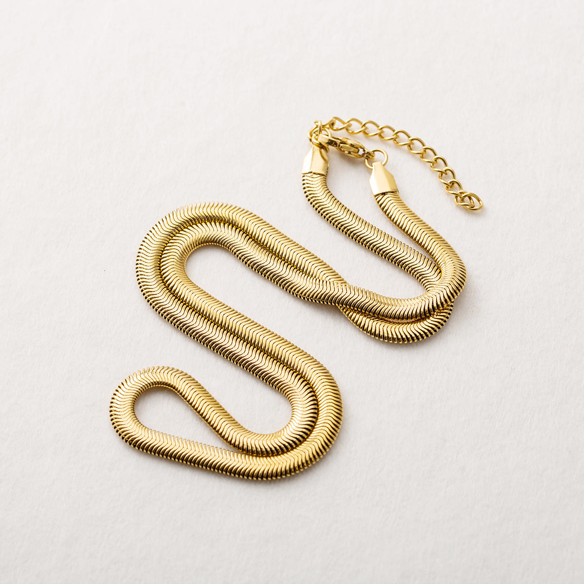 collar estilo serpiente ovalado waterproof dorado mujer