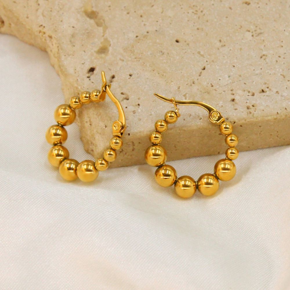 El Argollas Billas Doradas en oro 18k PVD es la definición de joyería de vanguardia, una pieza esencial en tu colección. ¡Adquiérelo ahora en Azzia!