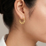 El Argollas Billas Doradas en oro 18k PVD es la definición de joyería de vanguardia, una pieza esencial en tu colección. ¡Adquiérelo ahora en Azzia!