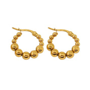 El Argollas Billas Doradas en oro 18k PVD es la definición de joyería de vanguardia, una pieza esencial en tu colección. ¡Adquiérelo ahora en Azzia!