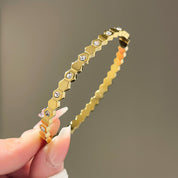 Brazalete sólido con circones blancos waterproof. Acero 316L enchapado en oro 18k: no se oxida, no mancha. Elegante y resistente al agua. Envío a todo el Perú!