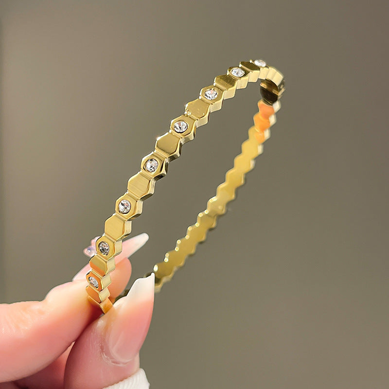 Brazalete sólido con circones blancos waterproof. Acero 316L enchapado en oro 18k: no se oxida, no mancha. Elegante y resistente al agua. Envío a todo el Perú!