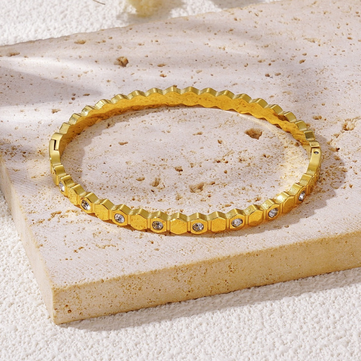 Brazalete sólido con circones blancos waterproof. Acero 316L enchapado en oro 18k: no se oxida, no mancha. Elegante y resistente al agua. Envío a todo el Perú!