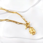 Realza tu estilo con el Collar Doble Ícaro Dorado, un accesorio aesthetic perfecto para ti. Una joya que no puede faltar en tu colección.