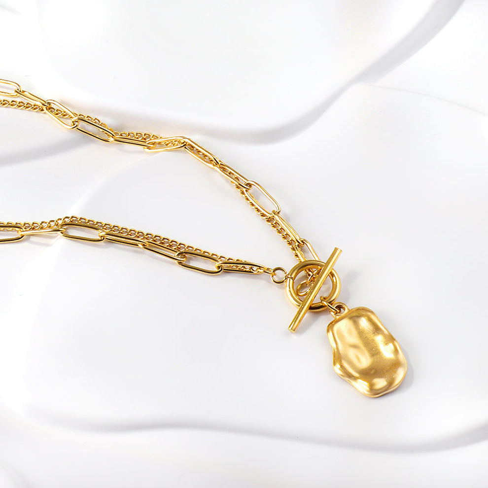 Realza tu estilo con el Collar Doble Ícaro Dorado, un accesorio aesthetic perfecto para ti. Una joya que no puede faltar en tu colección.