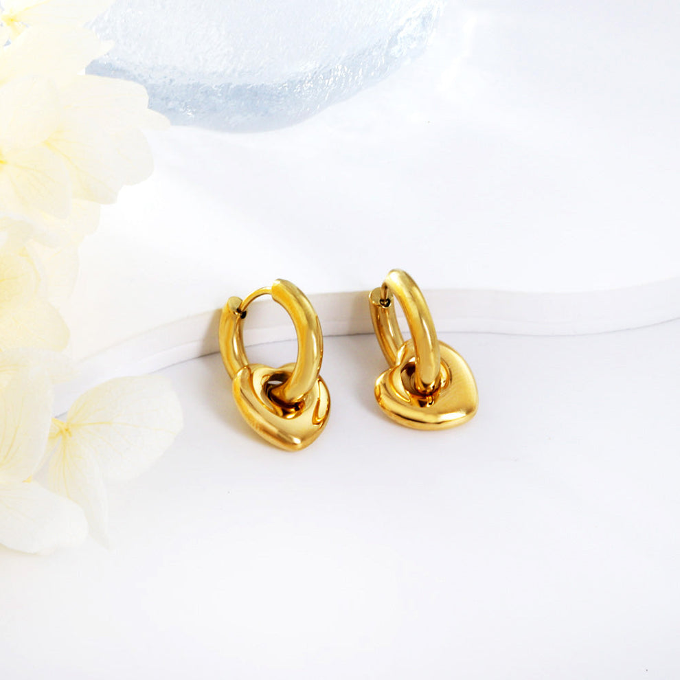 Hoops Chunky Heart Waterproof en acero 316L enchapado en oro 18k: no se oxida, no pierde el color. Waterproof e hipoalergénico. Envío a todo el Perú.