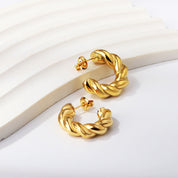 Argollas Twist doradas delicadas y elegantes - AZZIA JOYERIA 