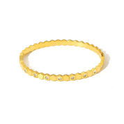 Brazalete sólido con circones blancos waterproof. Acero 316L enchapado en oro 18k: no se oxida, no mancha. Elegante y resistente al agua. Envío a todo el Perú!
