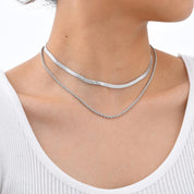 Collar Doble Fátima, sofisticación impermeable con cadena snake y cordón dorado. Ideal para un estilo diario único y elegante. ¡Azzia Joyería!