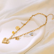 Collar waterproof con charms florales dorados. Acero 316L enchapado en oro 18k: no se oxida ni mancha. Envío a todo el Perú