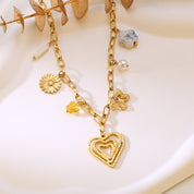 Collar waterproof con charms florales dorados. Acero 316L enchapado en oro 18k: no se oxida ni mancha. Envío a todo el Perú