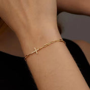 Pulsera Cruz Eslabones Waterproof en acero 316L enchapado en oro 18k: no se oxida, no pierde el color. Waterproof e hipoalergénico. Envío a todo el Perú.