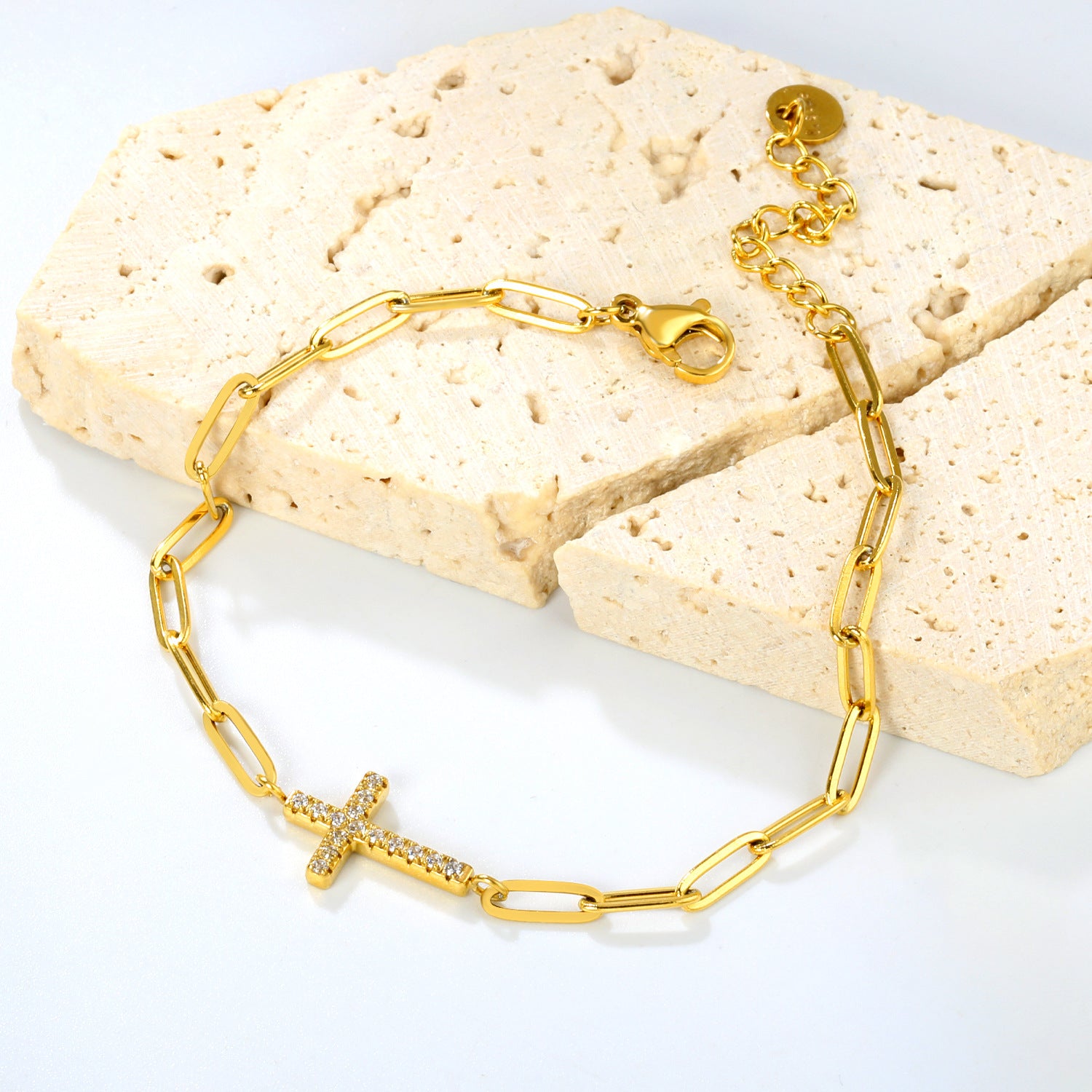 Pulsera Cruz Eslabones Waterproof en acero 316L enchapado en oro 18k: no se oxida, no pierde el color. Waterproof e hipoalergénico. Envío a todo el Perú.