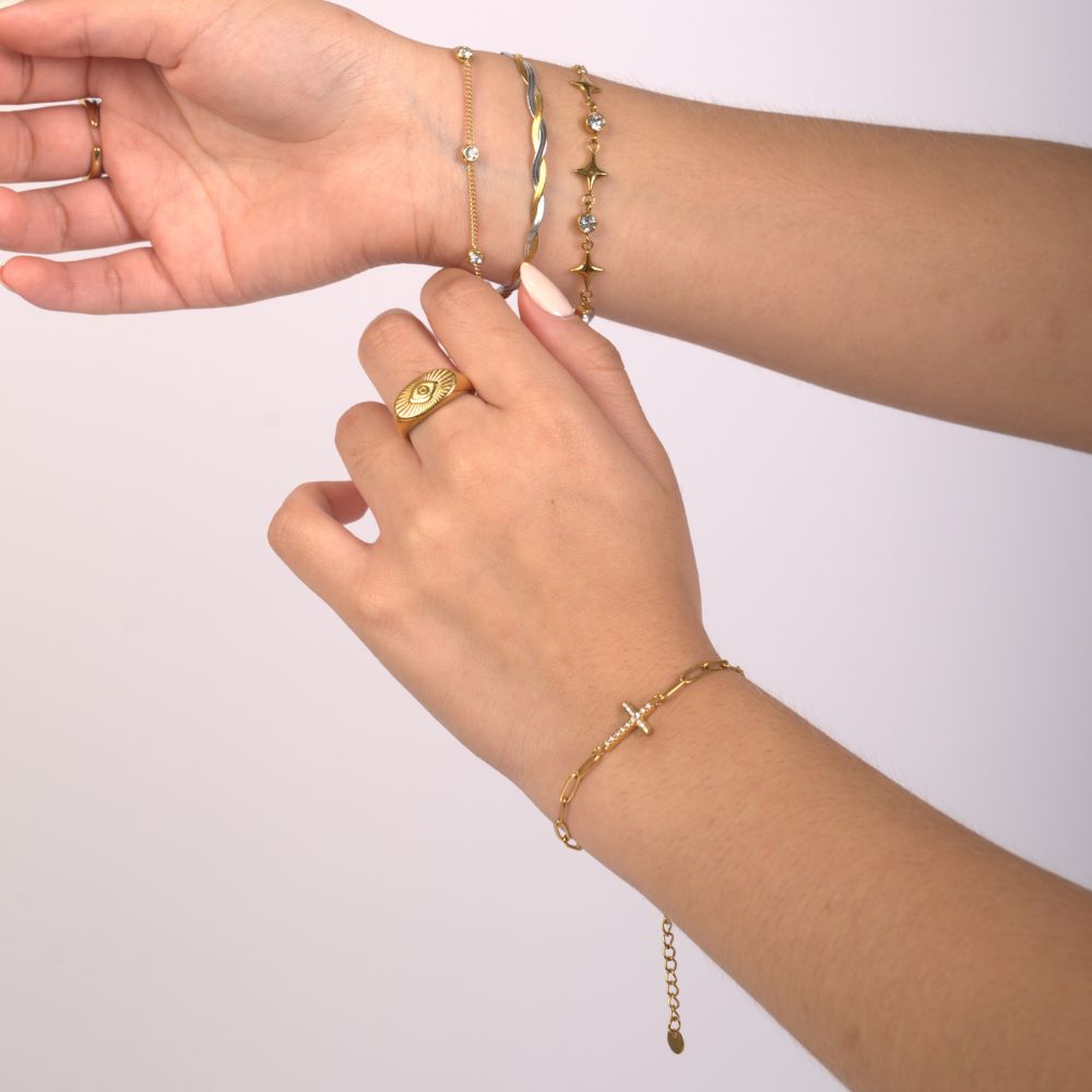 Pulsera Cruz Eslabones Waterproof en acero 316L enchapado en oro 18k: no se oxida, no pierde el color. Waterproof e hipoalergénico. Envío a todo el Perú.