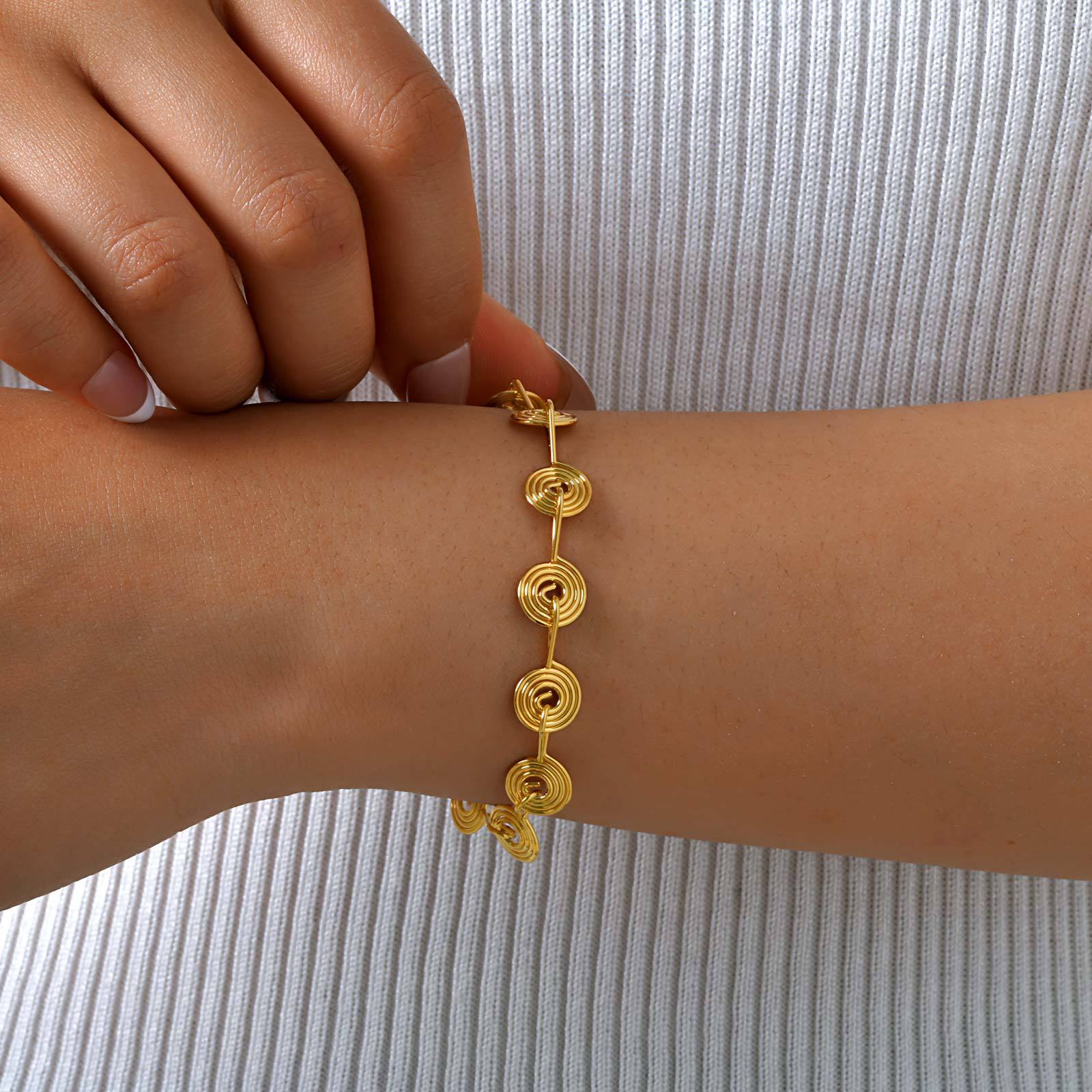 Pulsera Espirales Waterproof: elegancia y arte en acero inoxidable y oro 18K. Resistente al agua, diseño único en eslabones espiral. ¡Descúbrela!