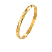 Pulsera lisa dorada waterproof, talla medium. Acero 316L enchapado en oro 18k: no se oxida, no mancha la piel. Minimalista y resistente al agua. Envío a todo el Perú