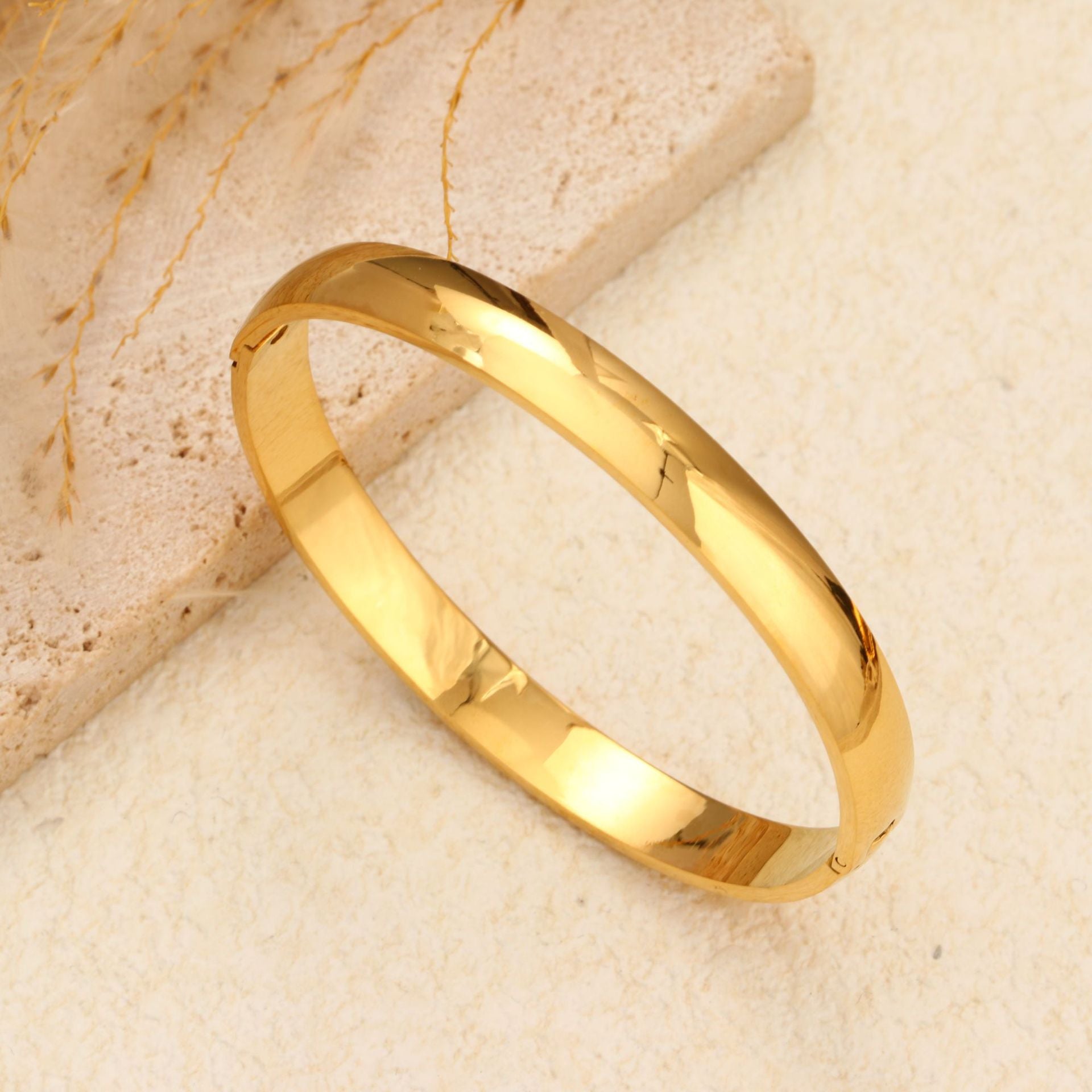 Pulsera lisa dorada waterproof, talla medium. Acero 316L enchapado en oro 18k: no se oxida, no mancha la piel. Minimalista y resistente al agua. Envío a todo el Perú