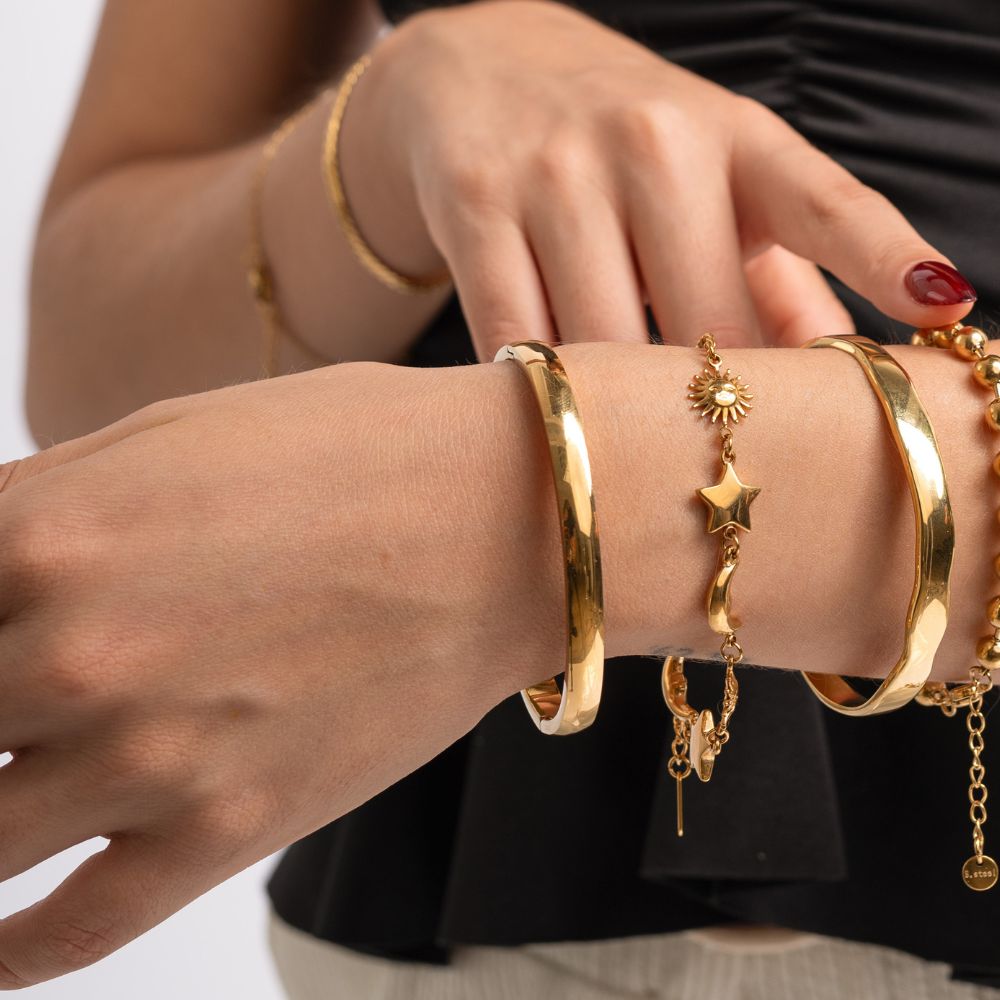 Pulsera lisa dorada waterproof, talla medium. Acero 316L enchapado en oro 18k: no se oxida, no mancha la piel. Minimalista y resistente al agua. Envío a todo el Perú