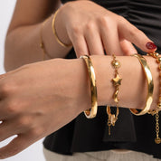 Pulsera lisa dorada waterproof, talla medium. Acero 316L enchapado en oro 18k: no se oxida, no mancha la piel. Minimalista y resistente al agua. Envío a todo el Perú