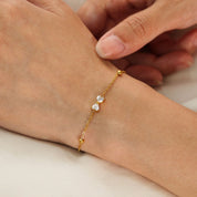 Pulsera delicada y femenina, perfecta para usar sola o combinar con otras joyas waterproof y elegante. - AZZIA JOYERIA 